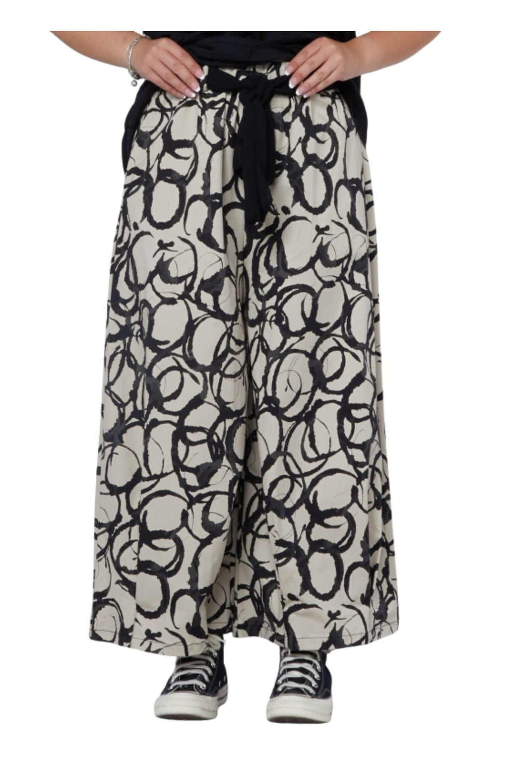 pantalón Wendy trendy círculos pintados en negro fondo beige