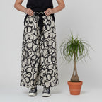 pantalón Wendy trendy círculos pintados en negro fondo beige