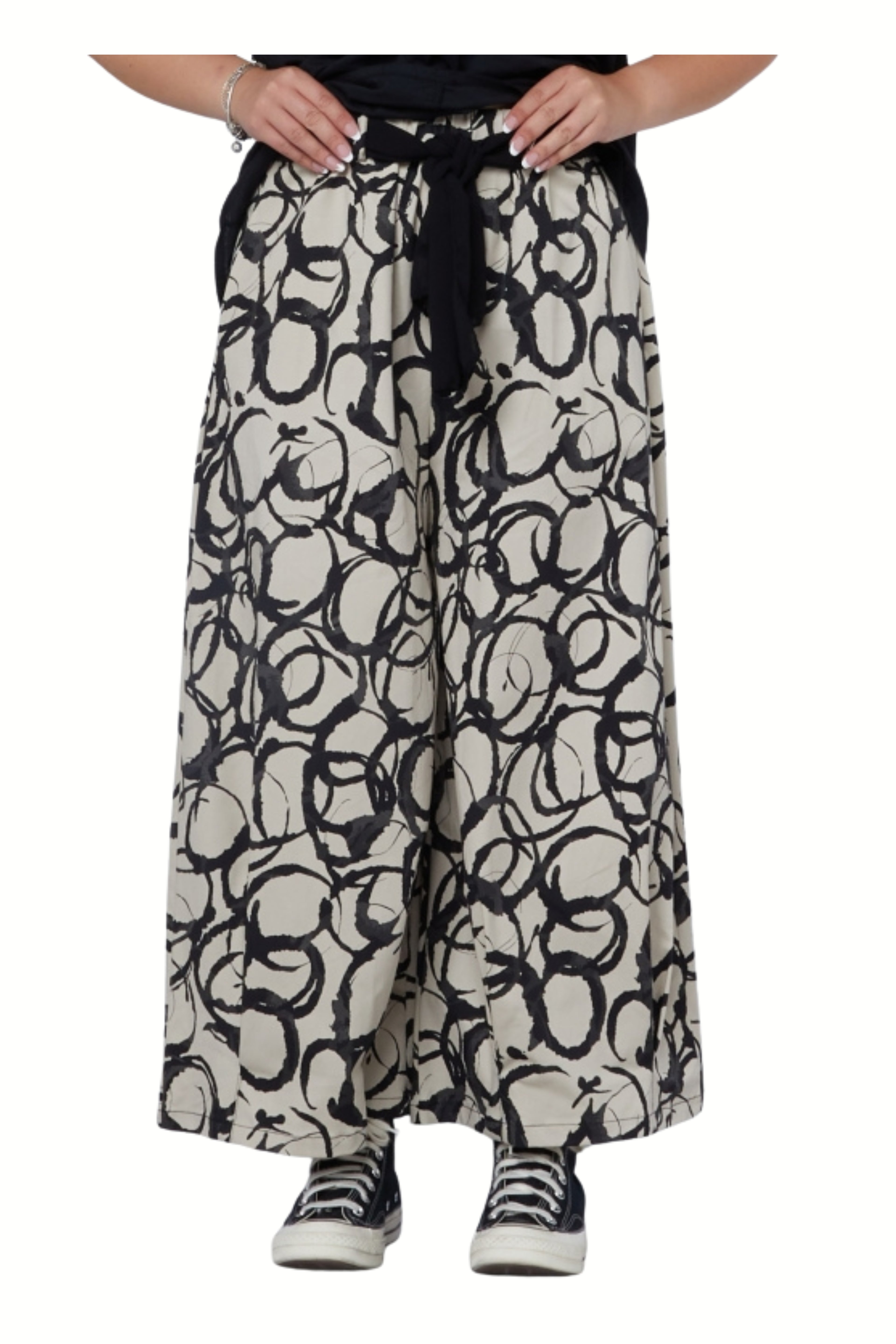 pantalón Wendy trendy círculos pintados en negro fondo beige