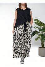 pantalón Wendy trendy círculos pintados en negro fondo beige con blusa negra