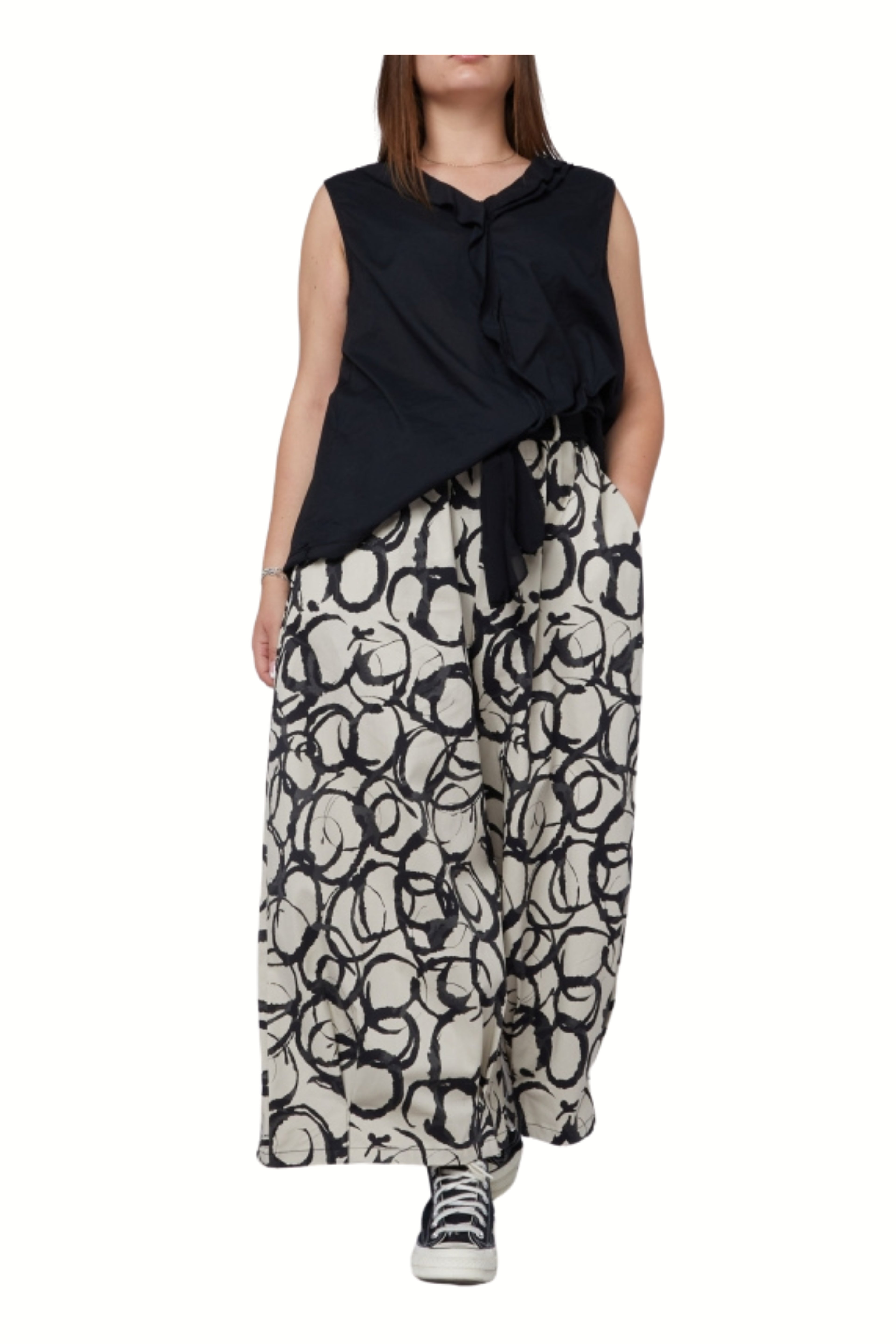 pantalón Wendy trendy círculos pintados en negro fondo beige con blusa negra