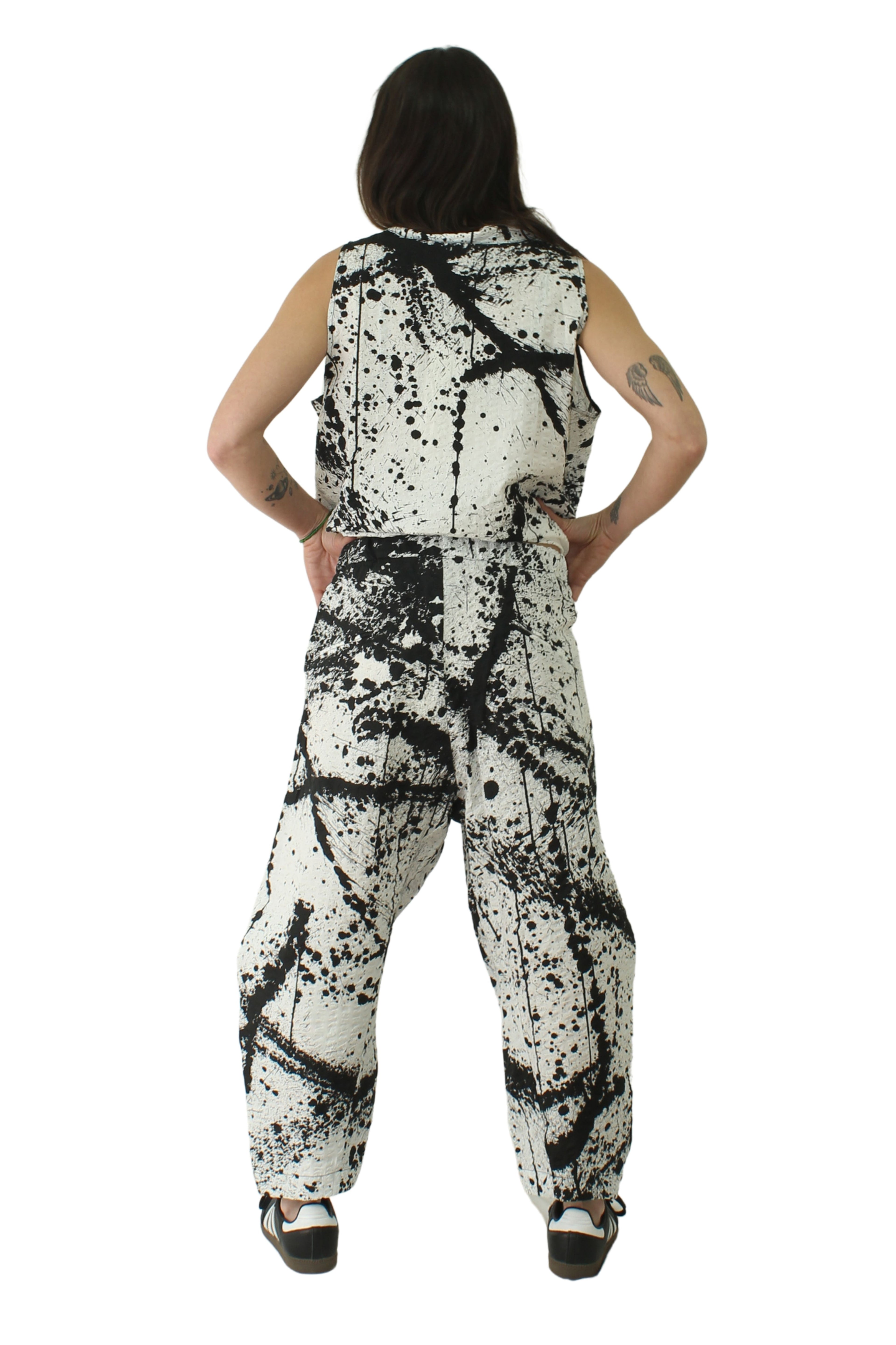 Pantalón Wendy trendy efecto manchado de pintura en blanco y negro