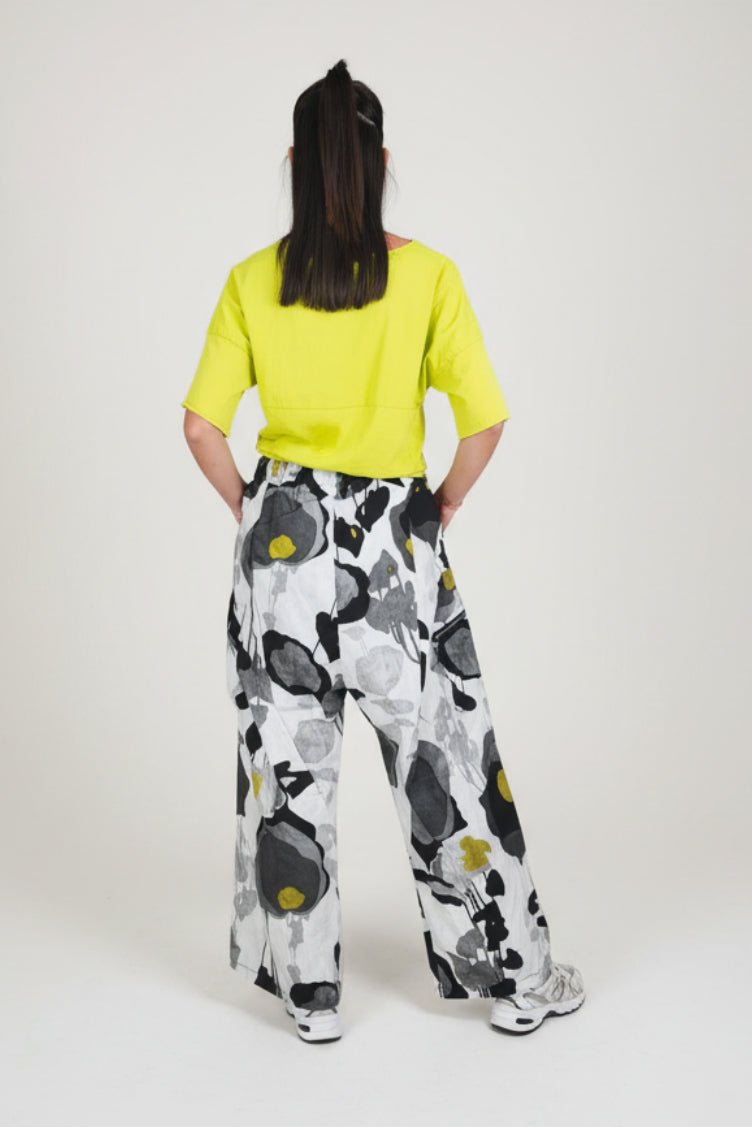 Pantaloni Cargo con Motivi Floreali Acquerellati e Pieghe sul Ginocchio | Wendy Trendy