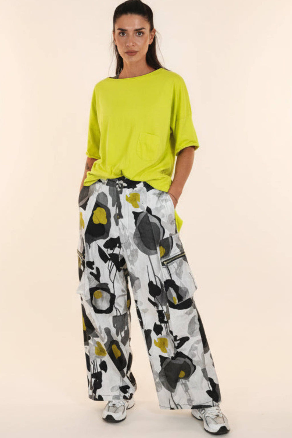 pantalon wendy trendy cargo en gris negro y amarillo