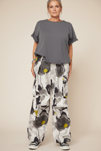 Pantaloni Cargo con Motivi Floreali Acquerellati e Pieghe sul Ginocchio | Wendy Trendy
