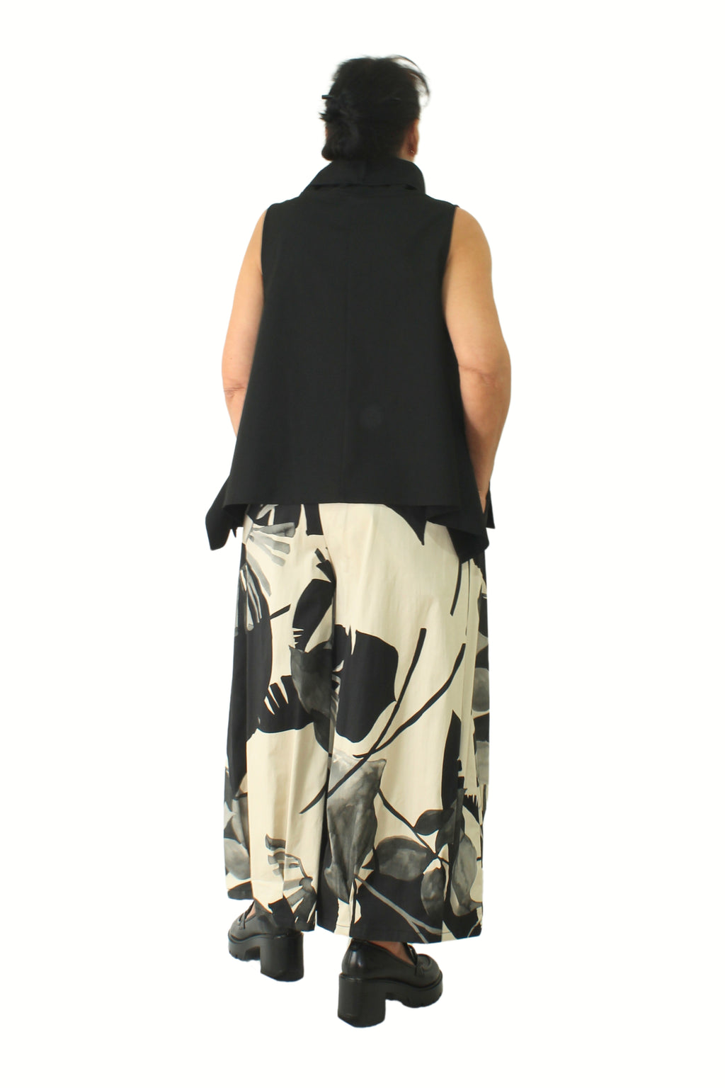 pantalón de Wendy trendy con flores negras estampadas