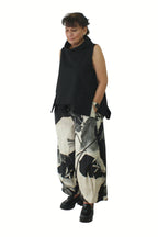 pantalón de wendy trendy con flores estampadas en tono beige negros y verdes