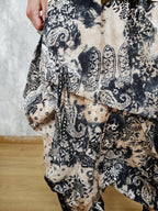 detalle de pantalón en micro pana estampado oriental de wendy trendy