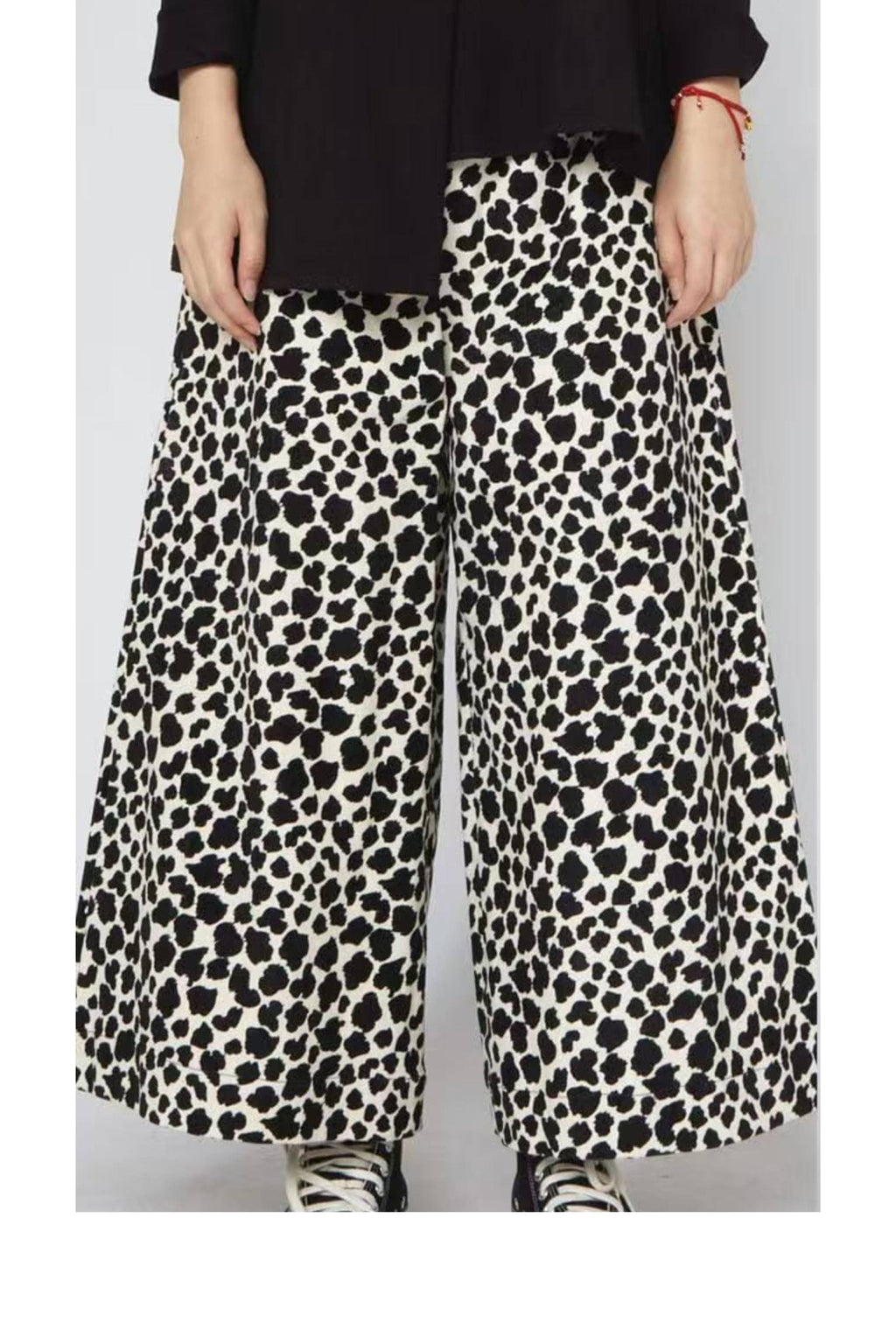 pantalon wendy trendy en micro pana y estampado vaca tipo globo