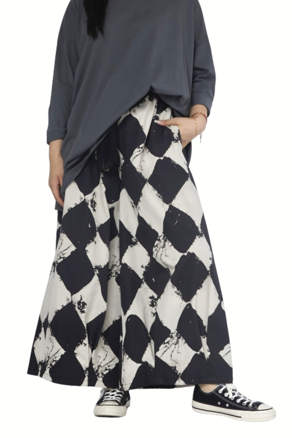 pantalón de Wendy trendy con rombos negros pintados mano en el bolsillo