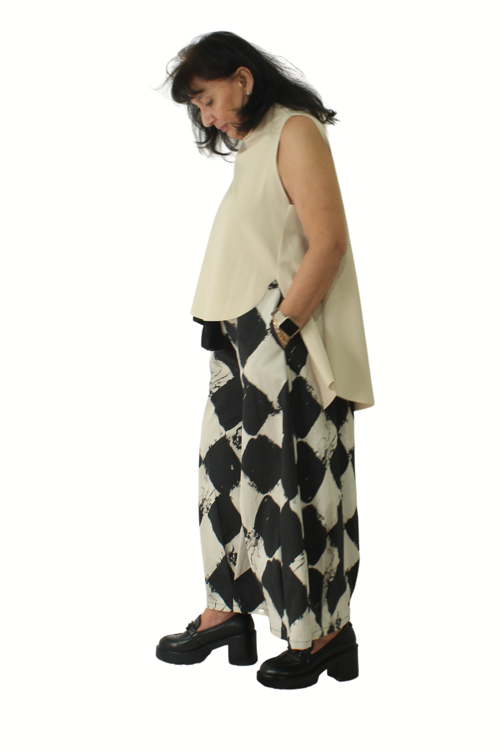 pantalón de Wendy trendy con rombos negros pintados de perfil