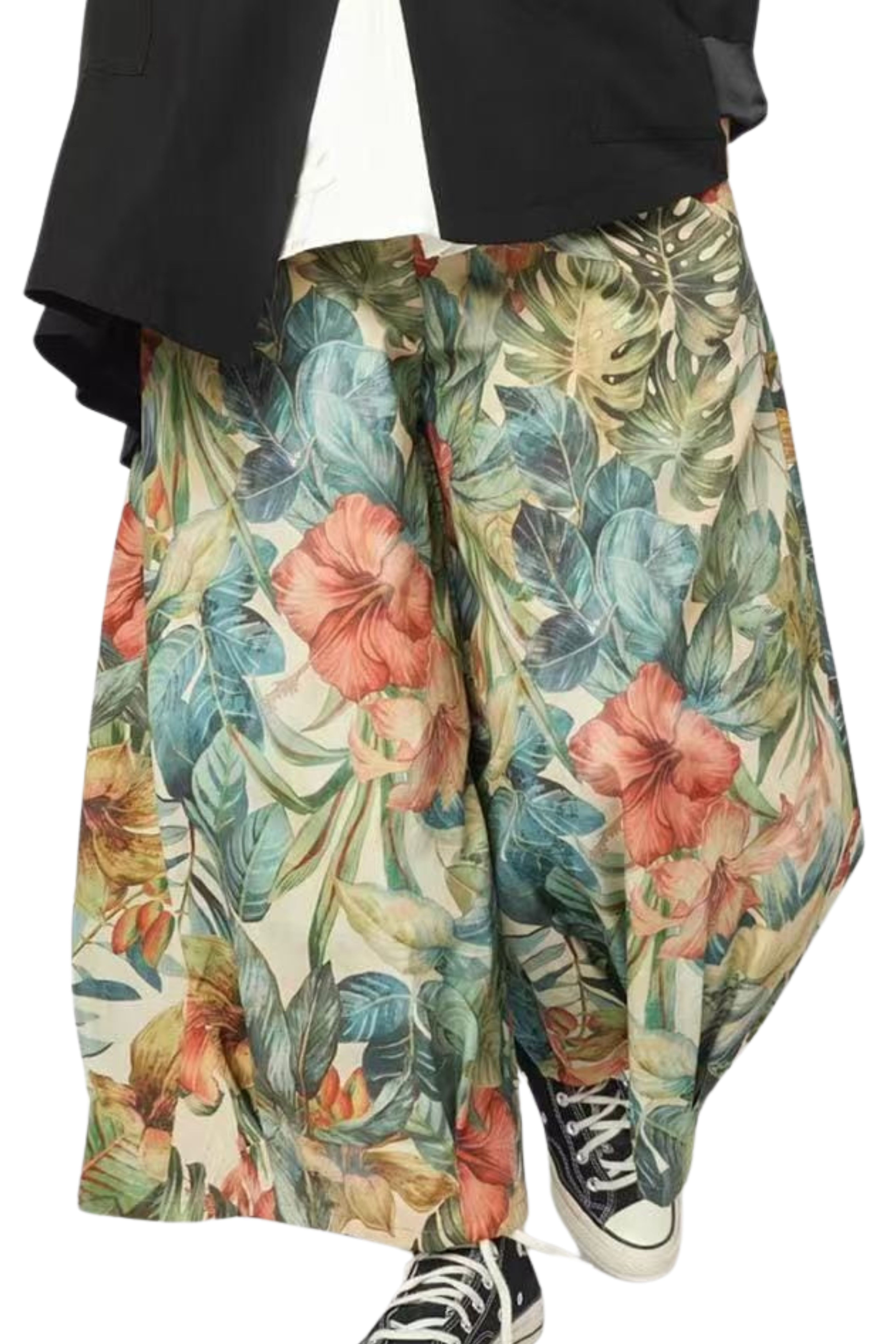 pantalon de wendy trendy con estampado selva en verde y flores rojas