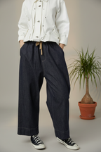 pantalon vaquero de wedndy trendy con detalle de cosido en el bajo