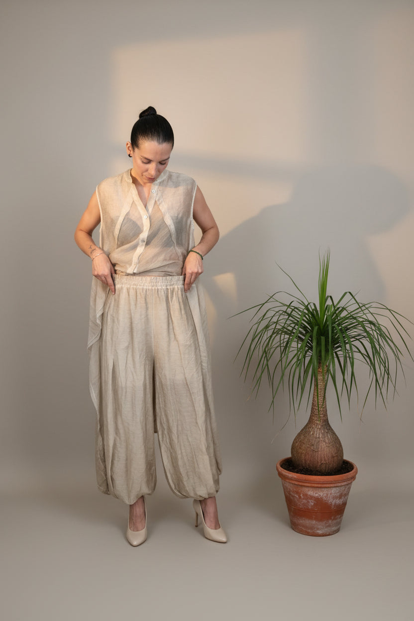 pantalon yolykke bombacho en color champagne con camisa a juego de yolykke en gasa tranparente