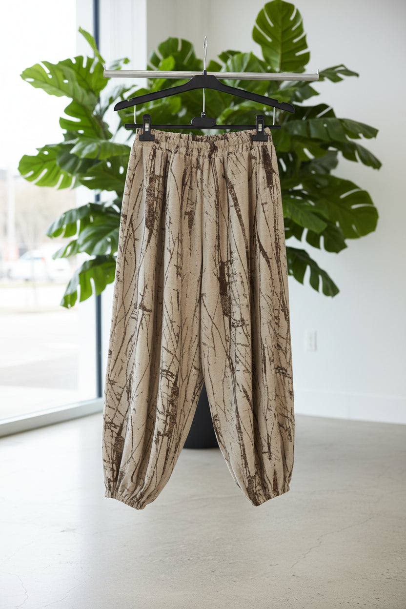 pantalon yolykke bombacho jaspeado en tono marron cintura elastica y puño en al bajo
