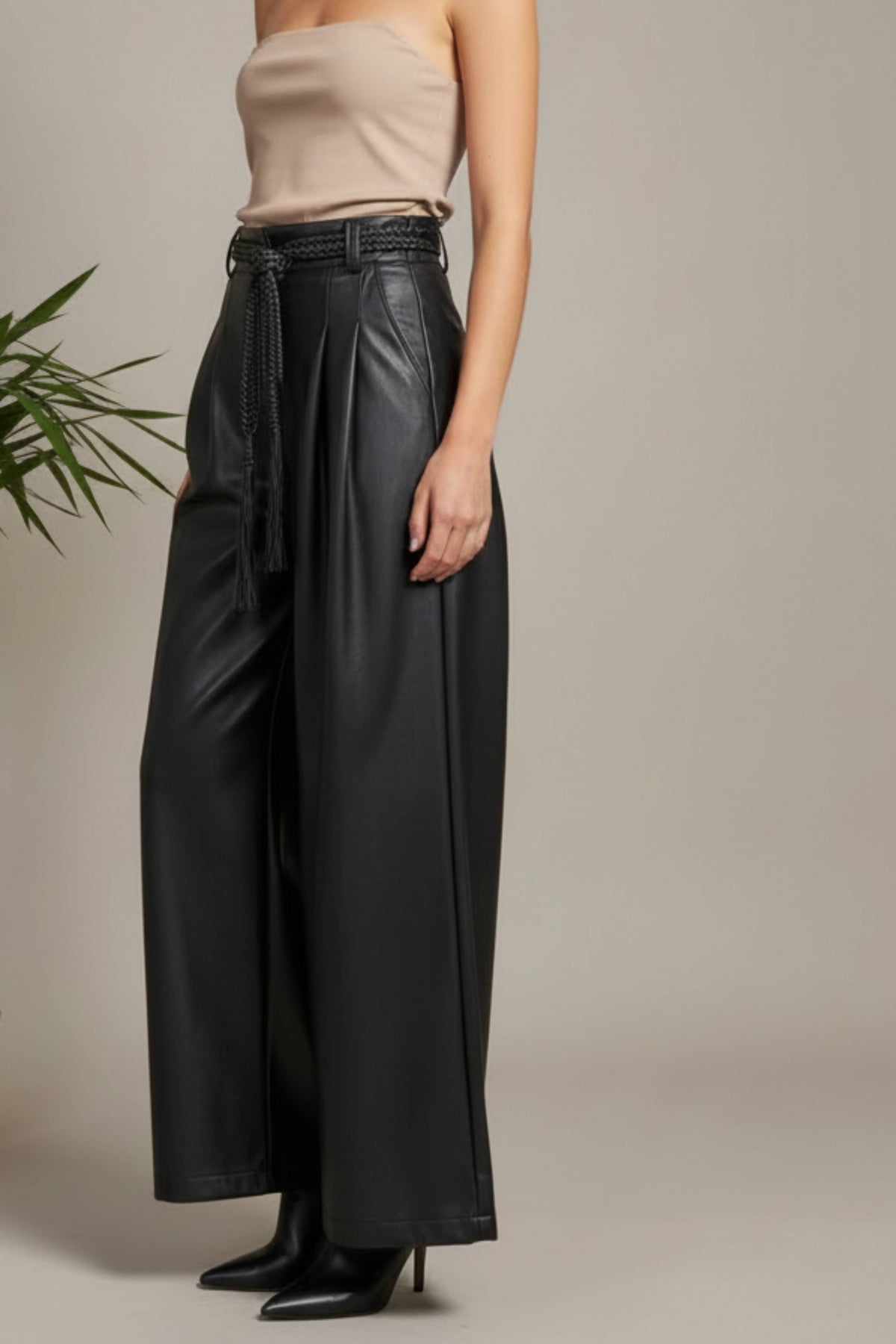 Pantaloni a Gamba Larga in Polipelle Morbida, Vita Alta con Pinze e Cinturino Intrecciato | Nefelibata