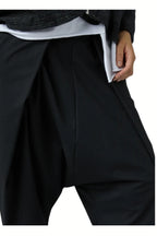 detalle del pantalón croped de Wendy trendy colgado con dos pliegues en la cintura