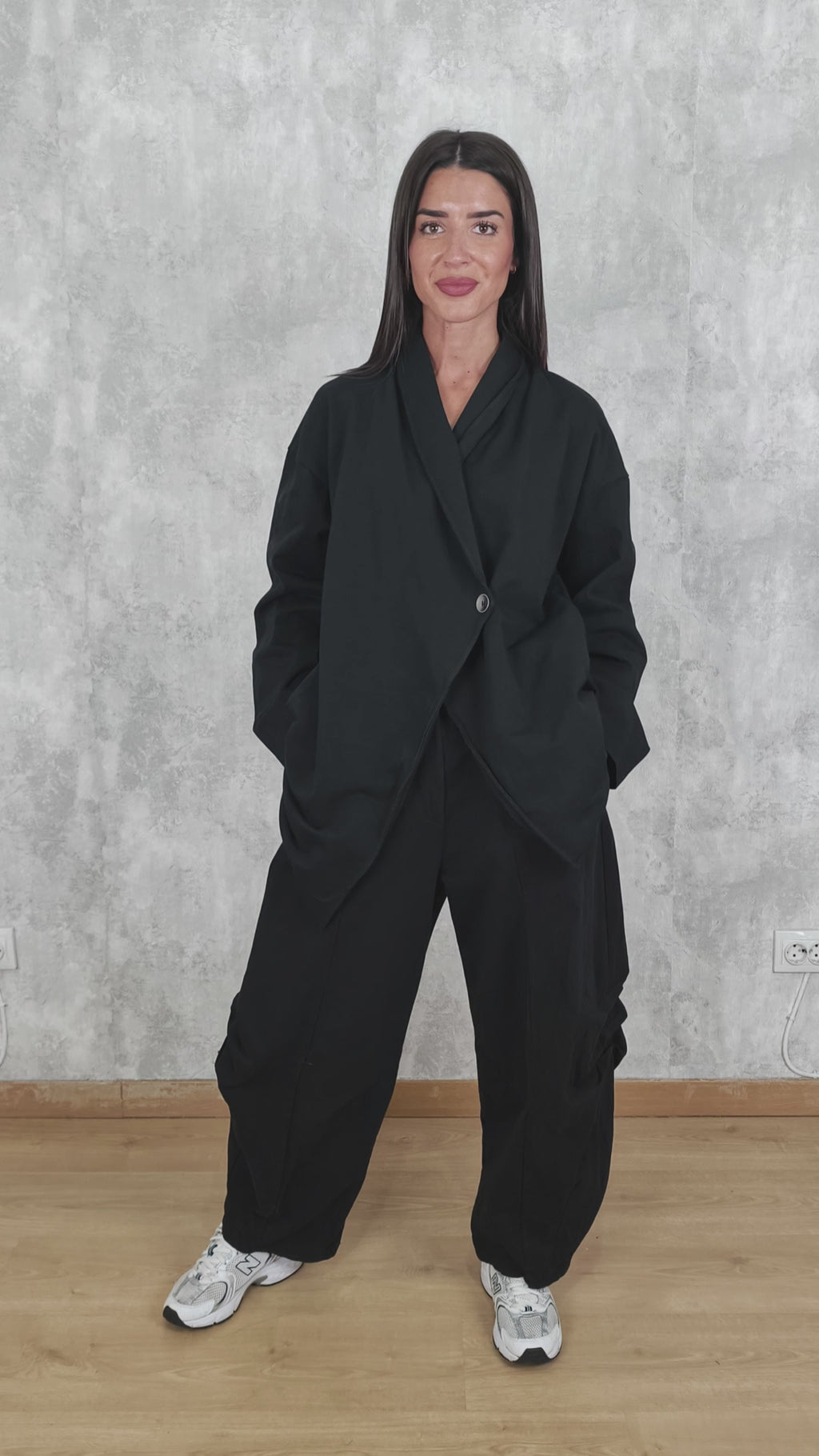 Schwarze Cargo-Hose mit weitem Bein und Pattentaschen | YOLYKKE