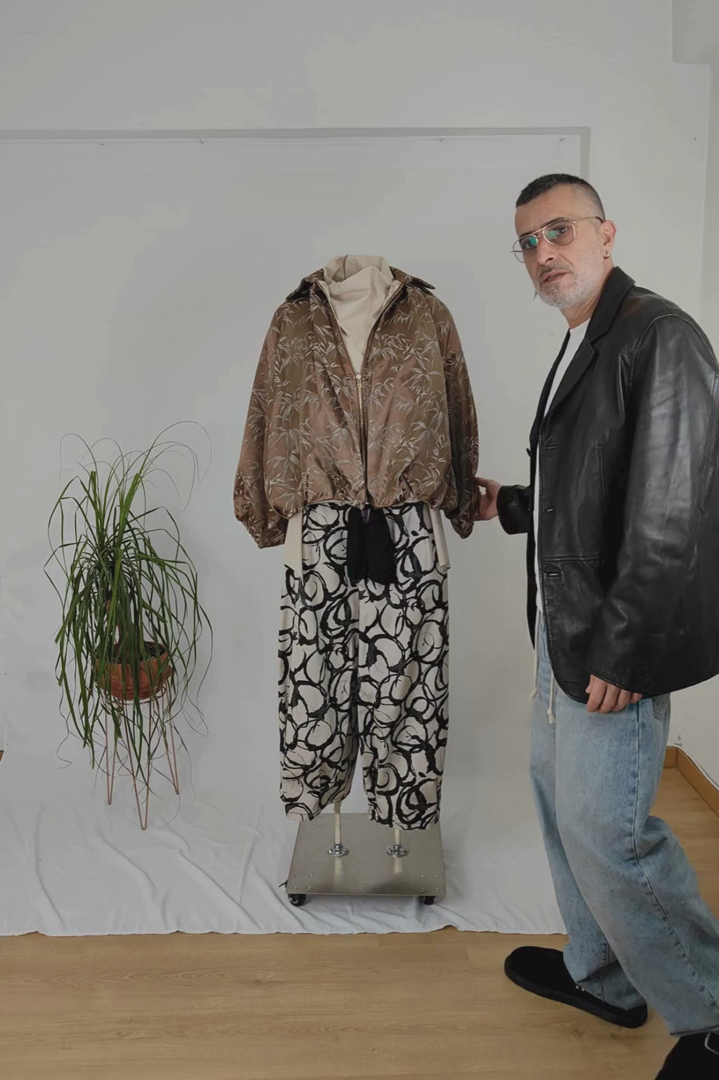 Bomber mangas murciélago en color cobre con plantas de bambú bordadas  | YOLYKKE