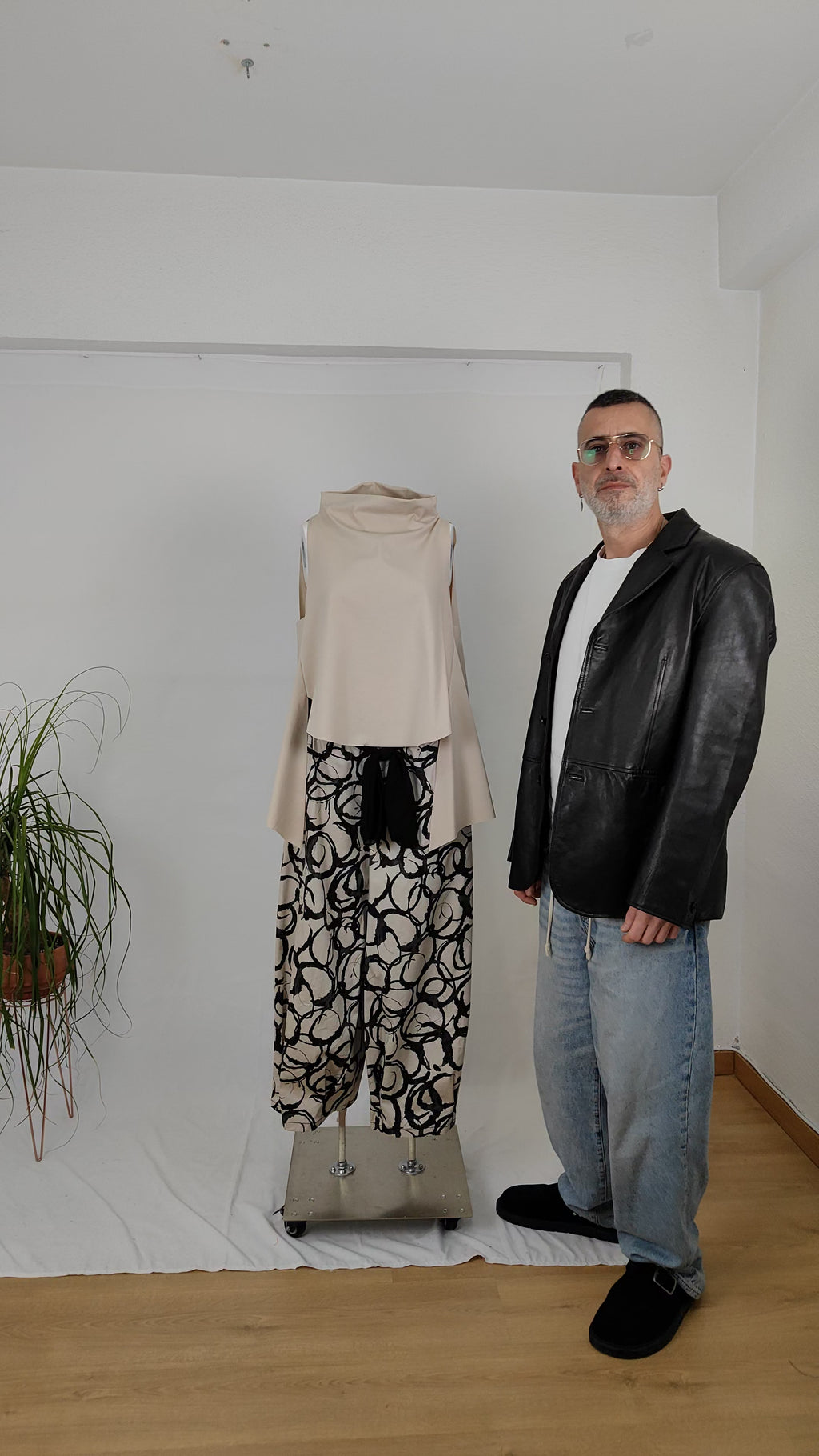 video wendy trendy chaleco beie con pantalón círculos
