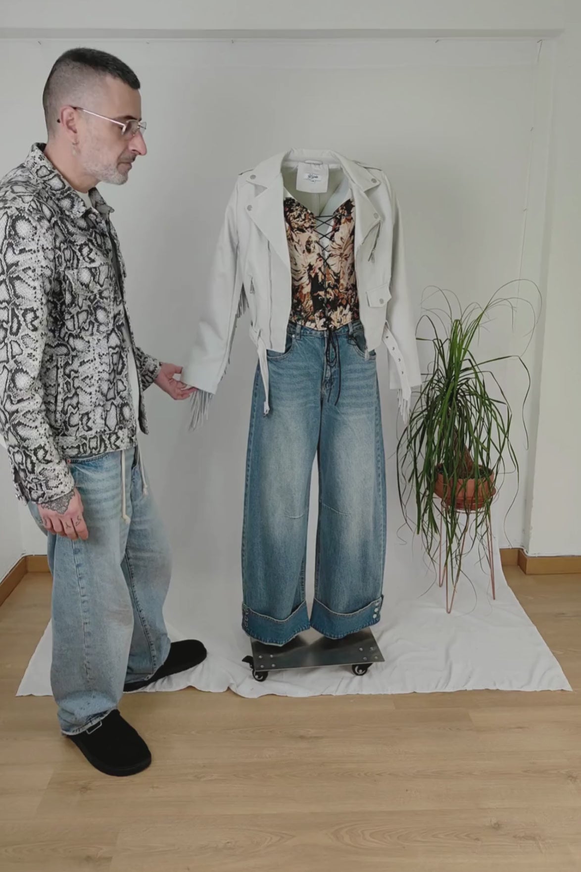 chaqueta motorista de polipiel blanca con mangas y espalda de flecos | YOLYKKE