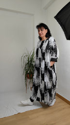 Vestido Globo Wendy Trendy Estampado Pinceladas Cosidas Blanco y Negro con Bolsillos