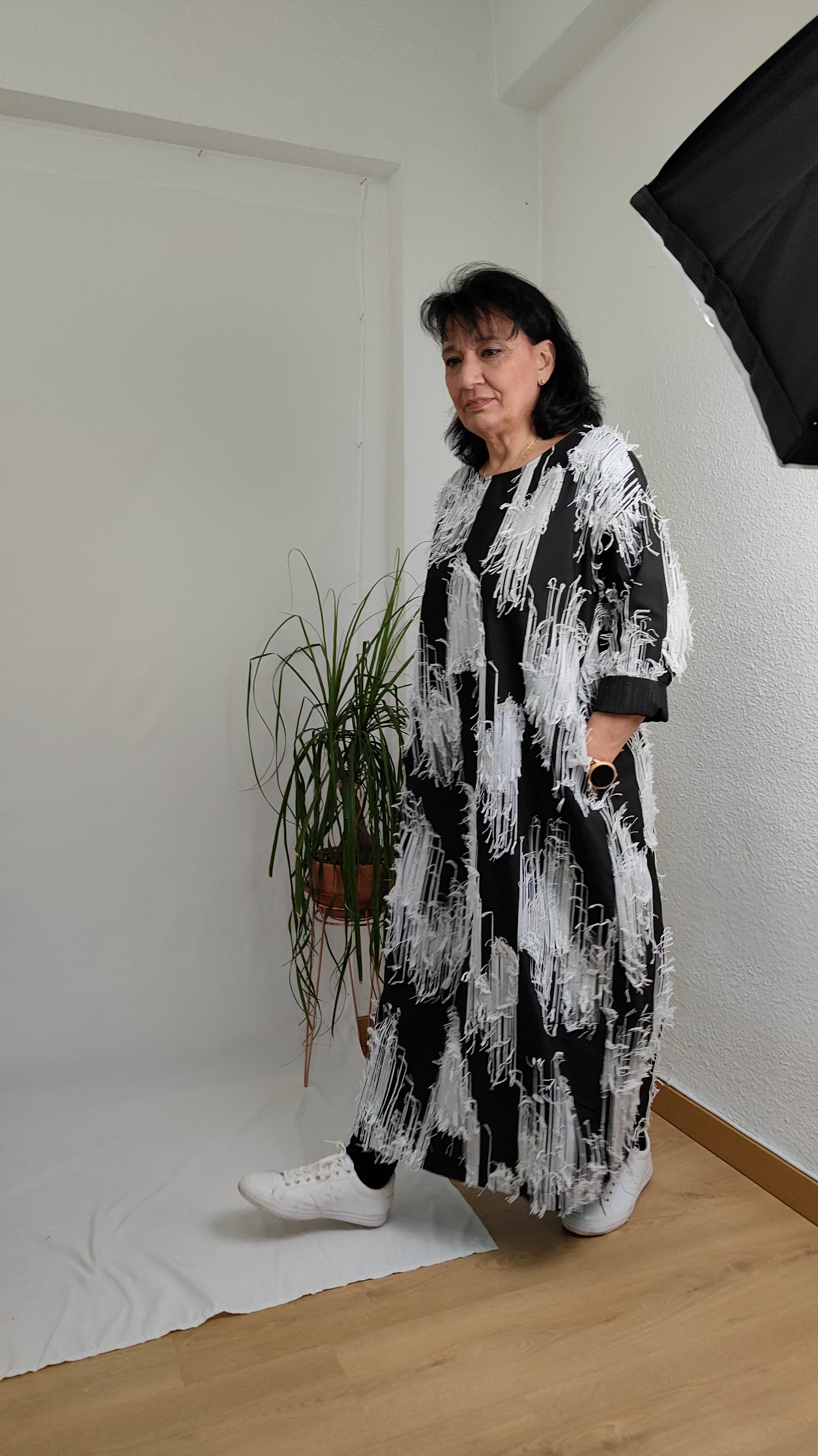 Vestido Globo Wendy Trendy Estampado Pinceladas Cosidas Blanco y Negro con Bolsillos