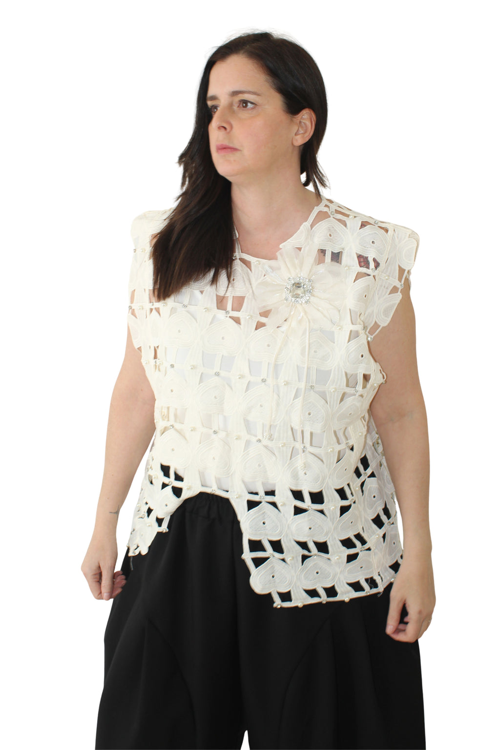 Camisa troquelada en blanco de nefelibata con broche verde esmeralda y flor de tul en el pecho LYKKE