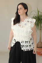 Camisa troquelada en blanco de nefelibata con broche verde esmeralda y flor de tul en el pecho LYKKE