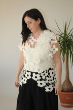 Camisa troquelada en blanco de nefelibata con  flor de tul en el pecho LYKKE