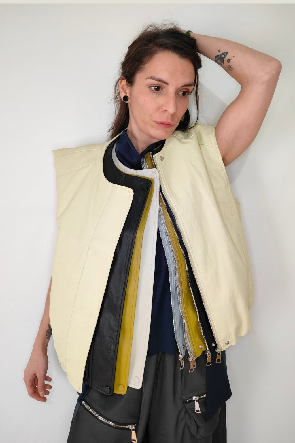 Chaleco nefelibata en beige amarillo negro celeste y pistacho