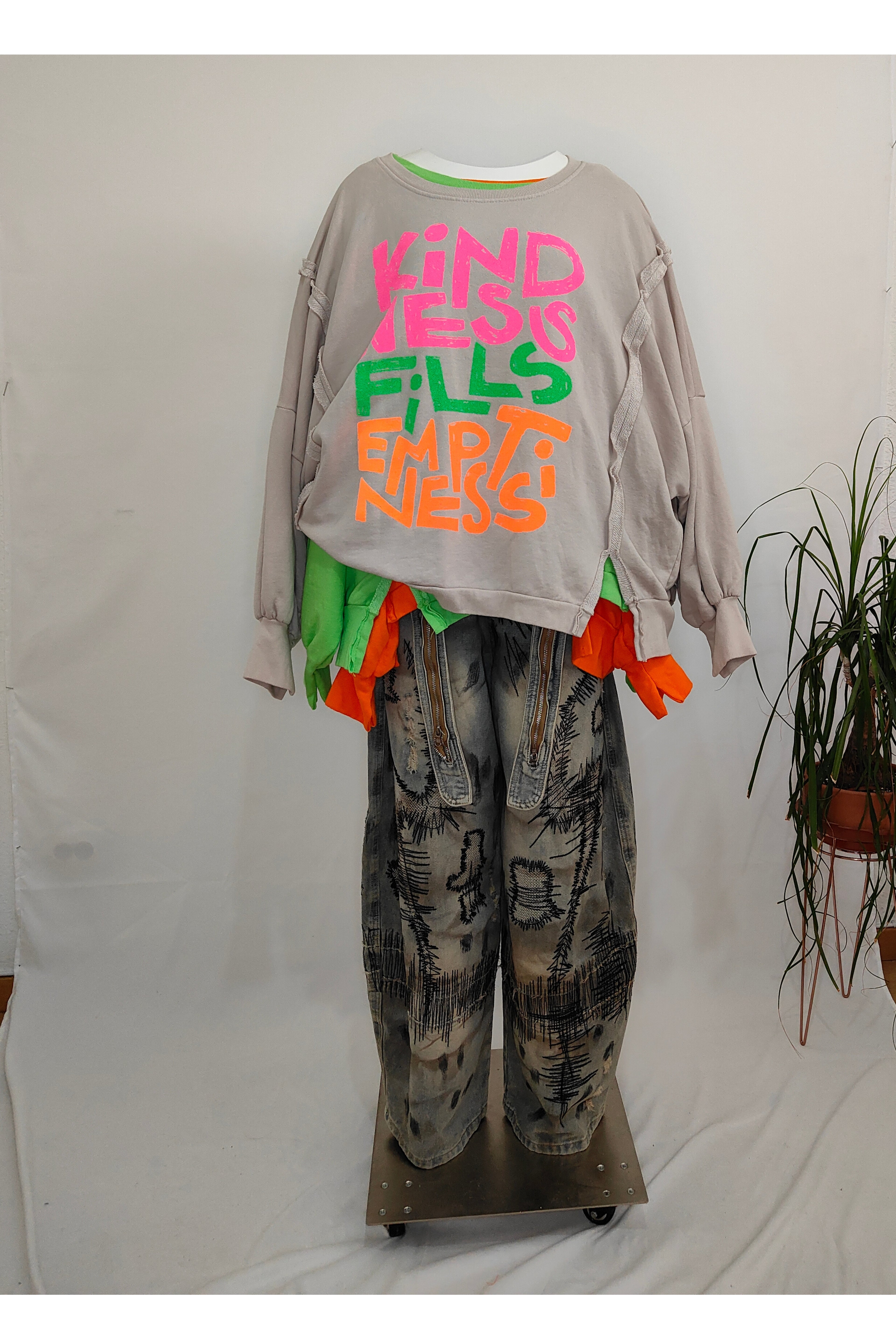 sudaderas de jot_milano con texto flúor en colores naranja verde y gris asimétricas |YOLYKKE