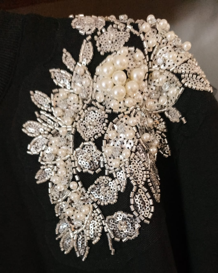 Felpa con applicazioni florali, incastonature di pietre, perle sotto pizzo e lurex, nero e bianco | Nefelibata