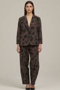 conjunto de blazer y pantalón con estampado de flores degradadas den negro con fondo marrón yolykke