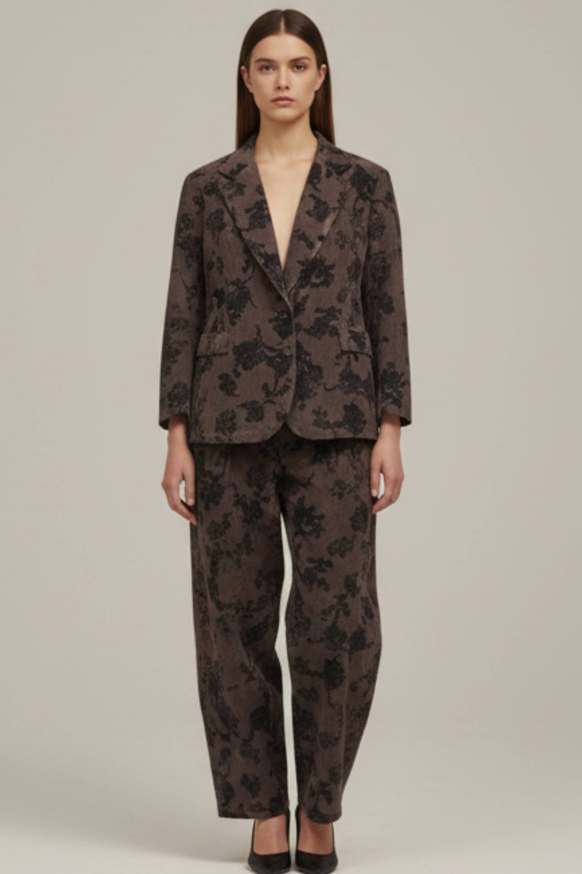 conjunto de blazer y pantalón con estampado de flores degradadas den negro con fondo marrón yolykke