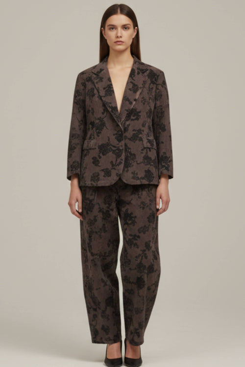 conjunto de blazer y pantalón con estampado de flores degradadas den negro con fondo marrón yolykke