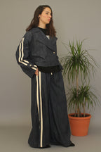 chaqueta vaquera con dos líneas en las mangas a conjunto con el pantalón de jot_madrid LYKKE