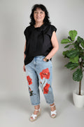 vaquero de wendy trendy con bordados de amapolas rojas