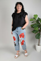 vaquero de wendy trendy con bordados de amapolas rojas