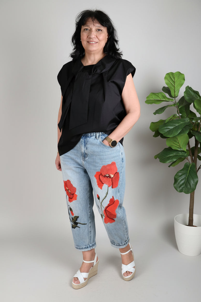 vaquero de wendy trendy con bordados de amapolas rojas