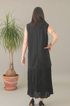 Vestido negro de wendy trendy combinado con falda plisada y sin mangas LYKKE