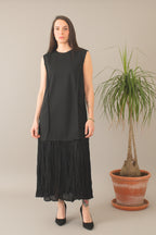 Vestido negro de wendy trendy combinado con falda plisada y sin mangas LYKKE