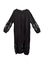 Vestido con dos tejidos en punto milano y falda de encaje con rosas bordadas todo negro LYKKE