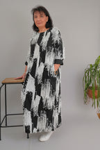 Vestido Globo Wendy Trendy Estampado Pinceladas Cosidas Blanco y Negro con Bolsillos