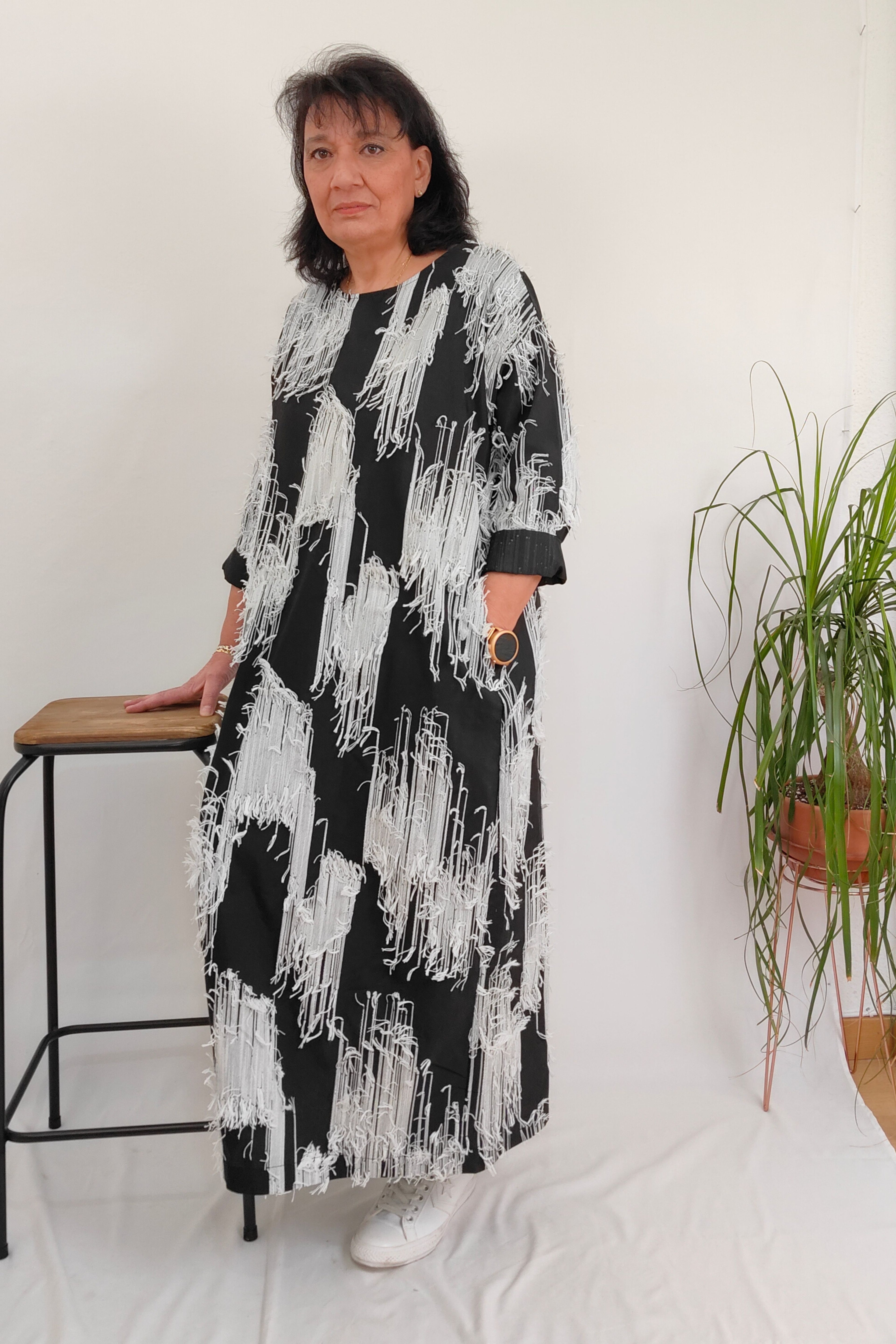 Vestido Globo Wendy Trendy Estampado Pinceladas Cosidas Blanco y Negro con Bolsillos