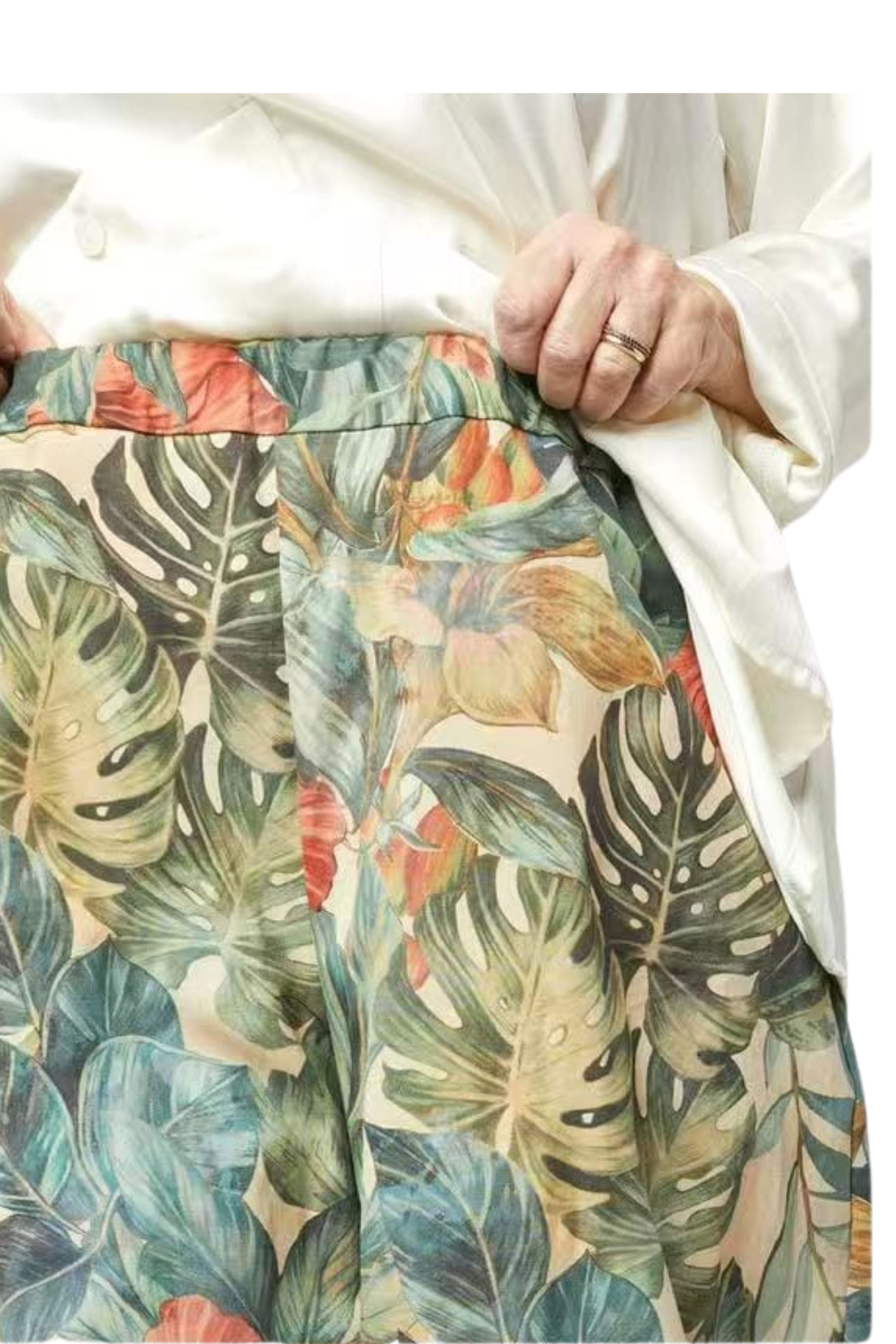 pantalon de wendy trendy con estampado selva en verde y flores rojas